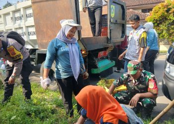 Dipimpin langsung Kepala Desa Deden Saepul Hamdi (Kang Denz), giat gabungan bersih-bersih digelar secara masif dengan melibatkan unsur TNI, Pemerintah Kecamatan Citeureup, serta Dinas Lingkungan Hidup (DLH) Kabupaten Bogor, Selasa (31/03/2026).