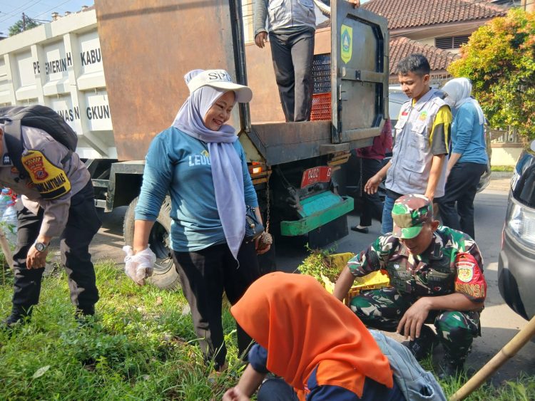 Dipimpin langsung Kepala Desa Deden Saepul Hamdi (Kang Denz), giat gabungan bersih-bersih digelar secara masif dengan melibatkan unsur TNI, Pemerintah Kecamatan Citeureup, serta Dinas Lingkungan Hidup (DLH) Kabupaten Bogor, Selasa (31/03/2026).