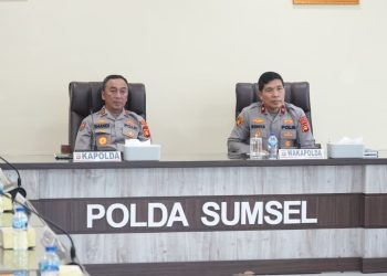 Kegiatan berskala nasional ini dibuka langsung oleh Wakapolri dan diikuti oleh seluruh jajaran Polda se-Indonesia. Kapolda Sumatera Selatan Irjen Pol Dr. Sandi Nugroho, S.I.K., S.H., M.Hum., bersama jajaran Pejabat Utama (PJU) Polda Sumsel mengikuti kegiatan tersebut secara virtual dari Ruang Vicon Gedung Presisi Mapolda Sumsel, Selasa (31/3/2026).
