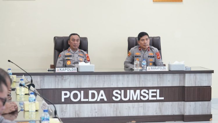 Kegiatan berskala nasional ini dibuka langsung oleh Wakapolri dan diikuti oleh seluruh jajaran Polda se-Indonesia. Kapolda Sumatera Selatan Irjen Pol Dr. Sandi Nugroho, S.I.K., S.H., M.Hum., bersama jajaran Pejabat Utama (PJU) Polda Sumsel mengikuti kegiatan tersebut secara virtual dari Ruang Vicon Gedung Presisi Mapolda Sumsel, Selasa (31/3/2026).
