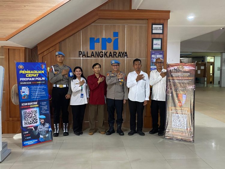 Kabidpropam Polda Kalteng, Kombes Pol Rudi Asriman, S.I.K., M.Si., saat menjadi narasumber acara Podcast "Huma Itah" di Studio RRI Palangka Raya, Senin (30/03/2026).