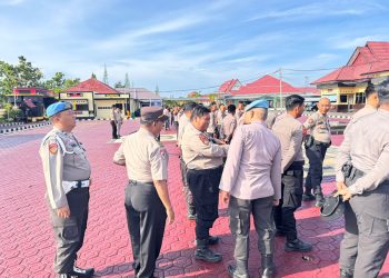 Tim Gaktibplin (Pengendalian dan Penegakan Kode Etik dan Disiplin) Polres Seruyan melaksanakan kegiatan pemeriksaan dan pengawasan sikap tampang personel di Halaman Polres Seruyan,
