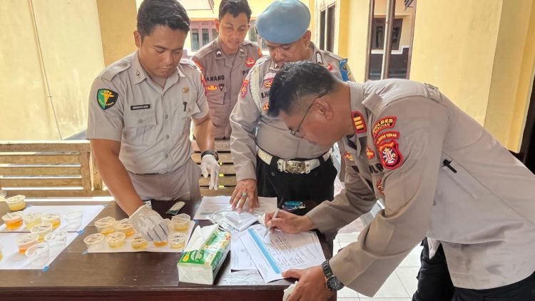 Kabag Ops Polres Seruyan AKP AFIF HASAN, S.H., M.M. memimpin langsung kegiatan Gaktibplin pemeriksaan test urine terhadap personel yang melaksanakan tugas pengamanan di wilayah hukum Polres Seruyan, pada Selasa 31/3/2026 mulai pukul 13.00 WIB hingga selesai.