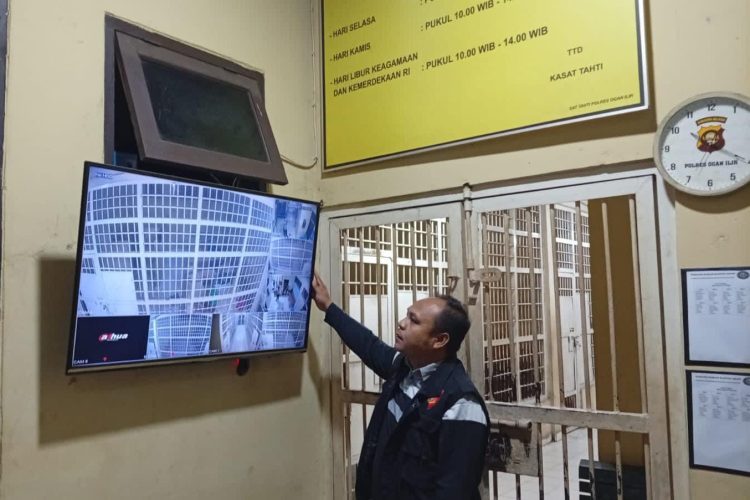 Personel Satuan Tahanan dan Barang Bukti (Sat Tahti) Polres Ogan Ilir secara rutin melaksanakan kegiatan kontrol dan pengecekan tahanan, khususnya pada jam-jam rawan.