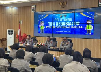Polres Purbalingga menggelar pelatihan bagi personel yang masuk dalam tim negosiator penanganan unjuk rasa. Kegiatan digelar di Aula Wicaksana Laghawa Mapolres Purbalingga, Rabu (1/4/2024).