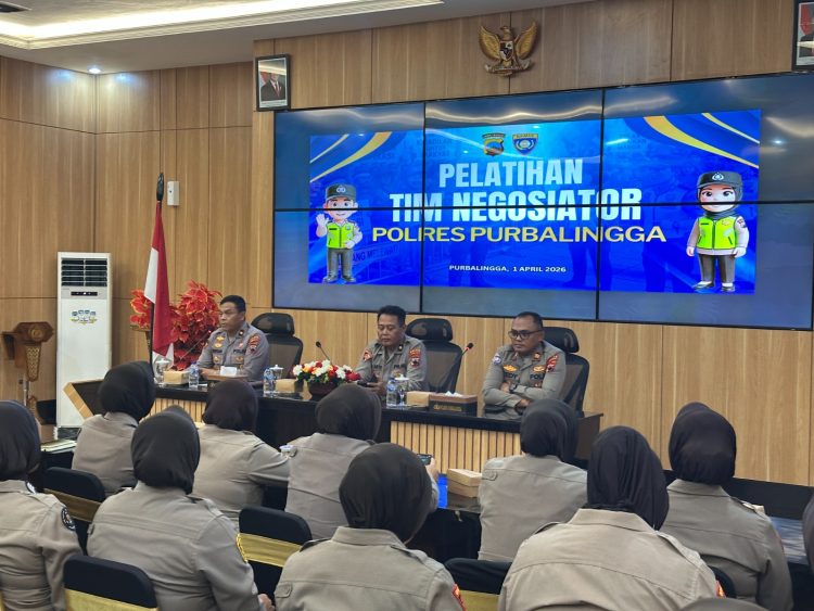 Polres Purbalingga menggelar pelatihan bagi personel yang masuk dalam tim negosiator penanganan unjuk rasa. Kegiatan digelar di Aula Wicaksana Laghawa Mapolres Purbalingga, Rabu (1/4/2024).