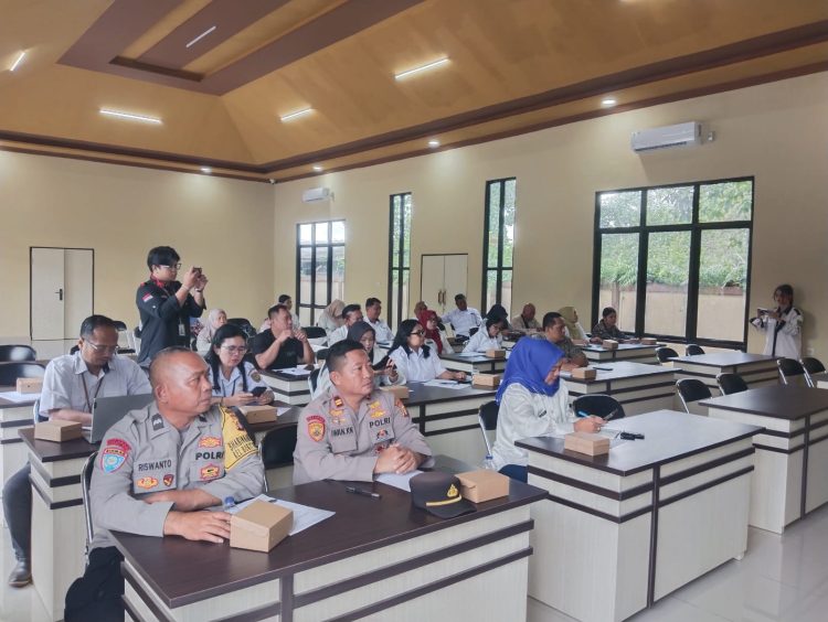 Bag SDM Polresta Palangka Raya menghadiri kegiatan forum konsultasi publik yang digelar oleh Dinas Sosial Kota Palangka Raya.
