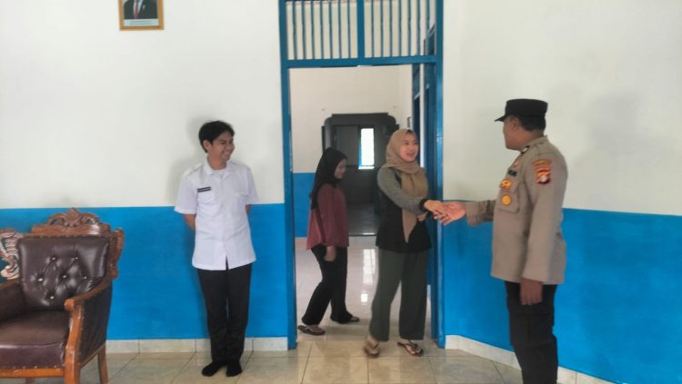 Polsek Bukit Batu melaksanakan patroli sambang ke dapur Makanan Bergizi Gratis di kawasan Jalan Bukit Tunggal, Kelurahan Tangkiling.