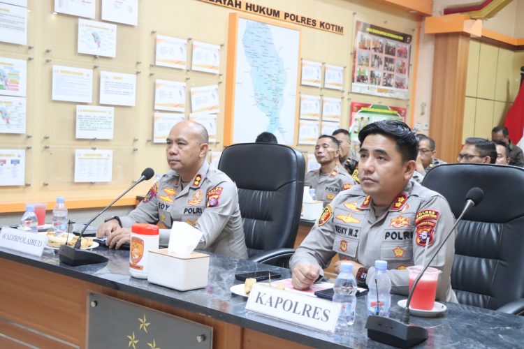 Polres Kotawaringin Timur (Kotim) mengikuti Vidio Conference yang dipimpin langsung oleh Kapolri Jenderal Polisi Drs Listyo Sigit Prabowo M.Si.dan Waka Polri Komjen Pol Prof. Dr. Dedi Prasetiyo,S.H., M. Hum., M.Si.,M.M., yang diikuti oleh Polda dan Polres jajaran, Pada hari Rabu siang (01/04/26).