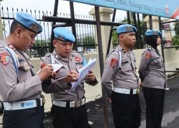 Kegiatan pengecekan kehadiran personel dari seluruh satuan fungsi (Satfung) yang dilaksanakan Seksi Profesi dan Pengamanan (Propam) menjelang apel pagi di Mapolresta Palangka Raya, Kamis (2/4/2026).