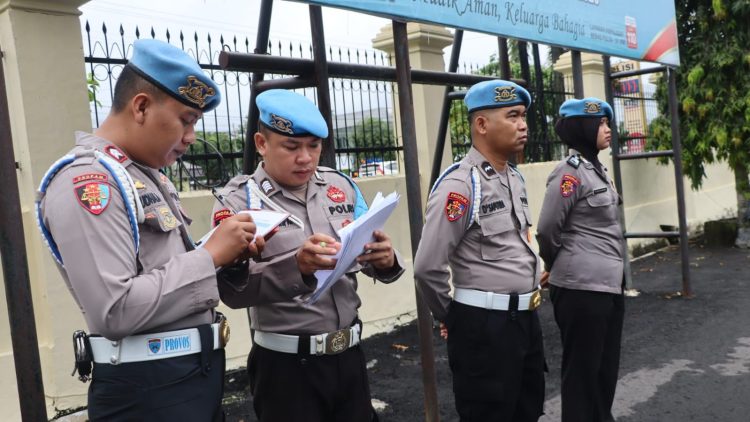 Kegiatan pengecekan kehadiran personel dari seluruh satuan fungsi (Satfung) yang dilaksanakan Seksi Profesi dan Pengamanan (Propam) menjelang apel pagi di Mapolresta Palangka Raya, Kamis (2/4/2026).