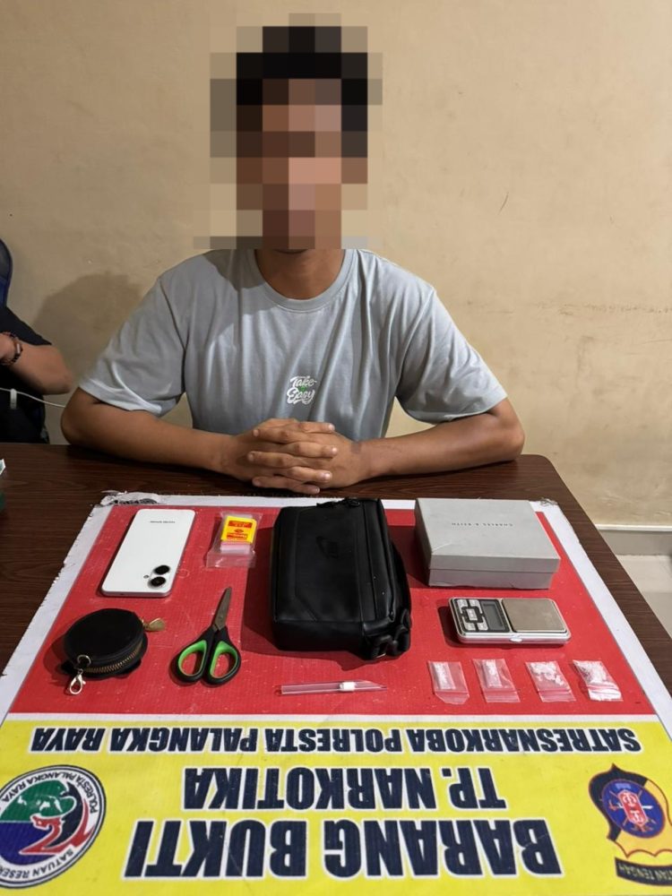 Seorang pria berinisial AS (27) diamankan petugas di kediamannya di Jalan Pinguin VI, Kelurahan Bukit Tunggal, Kecamatan Jekan Raya, Selasa (31/3/2026) sekitar pukul 14.30 WIB.