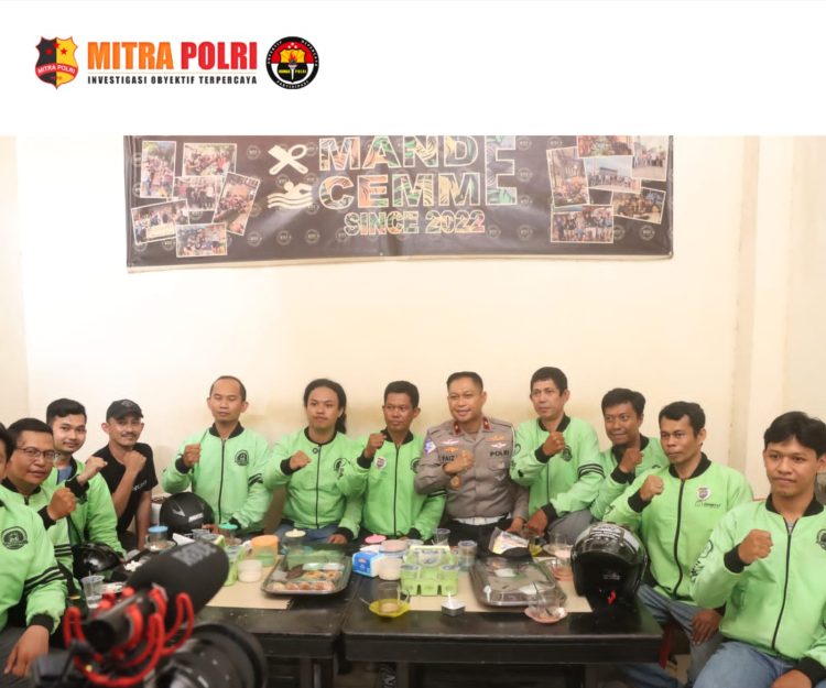 Suasana hangat menyelimuti Warkop Padaidi, Jalan Masjid Raya Sengkang, Kecamatan Tempe, saat Dirgakkum Korlantas Polri, Brigjen Pol. Faisal, S.I.K., M.H., menggelar kunjungan kerja pada Kamis (2/4/2026).