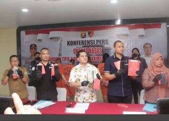 Direktorat Reserse Kriminal Khusus (Ditreskrimsus) Polda Sumsel telah mengamankan empat orang pelaku yang terdiri dari dua pria dan dua wanita. Seluruhnya diketahui merupakan warga Desa Tulung Selapan, OKI.