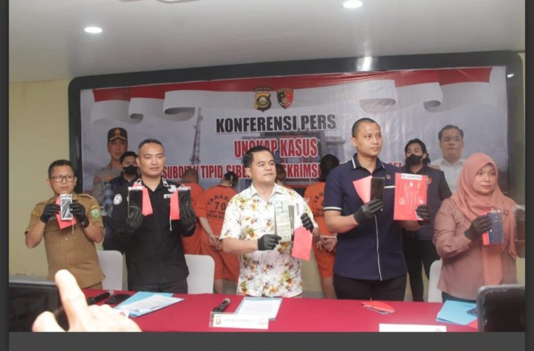 Direktorat Reserse Kriminal Khusus (Ditreskrimsus) Polda Sumsel telah mengamankan empat orang pelaku yang terdiri dari dua pria dan dua wanita. Seluruhnya diketahui merupakan warga Desa Tulung Selapan, OKI.