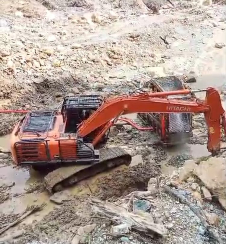 Ratusan hektar bantaran sungai dan hutan di sejumlah kecamatan dalam kabupaten Nagan Raya porak poranda akibat dari penambangan emas ilegal yang menggunakan ratusan alat berat ekscavator tanpa melakukan reklamasi.