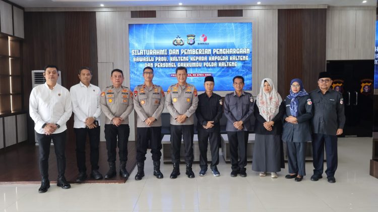 Penghargaan yang diberikan oleh Ketua Bawaslu RI Dr. Rahmat Bagja melalui Ketua Bawaslu Kalteng Satriadi, tersebut diterima Kapolda Kalteng usai kegiatan silaturahmi bertempat di Lobi Mapolda setempat, Jl. Tjilik Riwut Km.1, Kota Palangka Raya, Senin (6/4/2026).