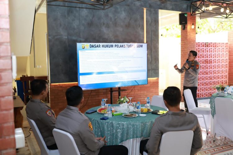 Kapolda Sumsel, Sandi Nugroho, dalam kegiatan evaluasi dan paparan tugas pokok fungsi Biro SDM yang digelar di Ruang Cafe 96 Gedung Promoter Polda Sumsel, Senin (6/4/2026).