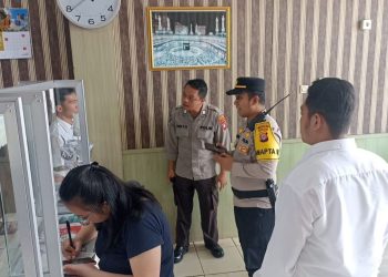 Personel Pamapta III SPKT Polresta Palangka Raya merespon laporan masyarakat melalui layanan 110 Polri terkait adanya gangguan kamtibmas berupa perusakan material bangunan di Jalan Tjilik Riwut Km. 2, Kecamatan Jekan Raya, Kota Palangka Raya.