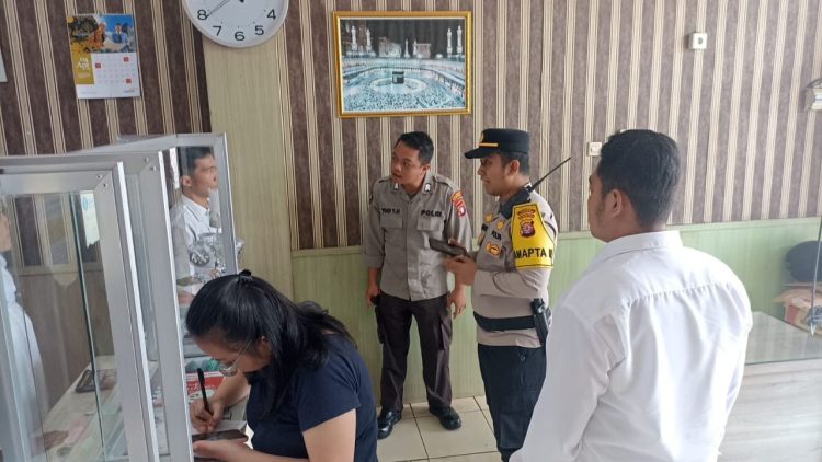 Personel Pamapta III SPKT Polresta Palangka Raya merespon laporan masyarakat melalui layanan 110 Polri terkait adanya gangguan kamtibmas berupa perusakan material bangunan di Jalan Tjilik Riwut Km. 2, Kecamatan Jekan Raya, Kota Palangka Raya.