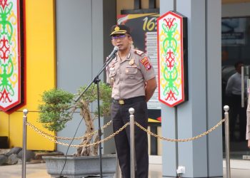 Waka Polres Kotim Kompol Christian Maruli Tua Siregar, S.I.K., M.M. memimpin apel pagi dihalaman mapolres Kotim, Kegiatan ini dihadiri oleh seluruh PJU dan personel Polres Kotim, serta personel Polsek dalam kota, pada hari Senin pagi (06/04/2026).