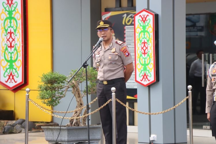 Waka Polres Kotim Kompol Christian Maruli Tua Siregar, S.I.K., M.M. memimpin apel pagi dihalaman mapolres Kotim, Kegiatan ini dihadiri oleh seluruh PJU dan personel Polres Kotim, serta personel Polsek dalam kota, pada hari Senin pagi (06/04/2026).