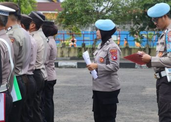 Seksi Profesi dan Pengamanan (Propam) Polresta Palangka Raya melaksanakan pengecekan absensi menjelang pelaksanaan apel di Mapolresta Palangka Raya.