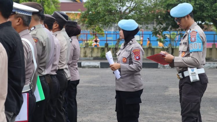 Seksi Profesi dan Pengamanan (Propam) Polresta Palangka Raya melaksanakan pengecekan absensi menjelang pelaksanaan apel di Mapolresta Palangka Raya.