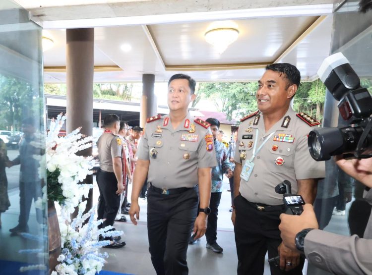 Kepolisian Daerah Kalimantan Tengah (Polda Kalteng) menggelar ibadah Paskah 2026 yang dihadiri langsung oleh Kapolda, Irjen Pol Iwan Kurniawan didampingi Ketua Bhayangkari, Ny. Maya Iwan Kurniawan.