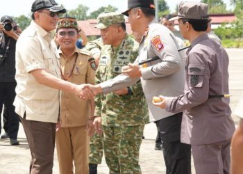Kapolda Kalimantan Tengah (Kalteng) Irjen Pol Iwan Kurniawan, menyambut kedatangan Menteri Pertahanan RI, Sjafrie Sjamsoeddin, bersama rombongan Tim Satuan Tugas Penertiban Kawasan Hutan (Satgas PKH) di Bandara Tjilik Riwut, Palangka Raya, Selasa (7/4/2026).