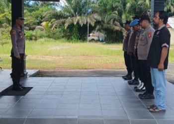 Kapolsek Rakumpit memberikan arahan kepada seluruh personel terkait pentingnya menjaga hubungan tata cara kerja (HTCK) di lingkungan kerja.