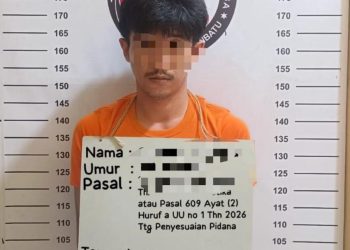 petugas berhasil mengamankan seorang pria berinisial CW(28) yang merupakan warga Kecamatan Bilah Barat. Dalam penangkapan tersebut, petugas juga menemukan barang bukti berupa satu bungkus plastik klip besar berisi diduga narkotika jenis sabu dengan berat bruto 35 gram, satu plastik klip kosong, serta satu balutan lakban warna kuning.