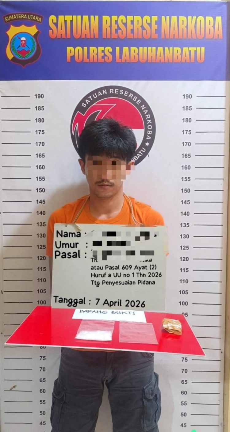 petugas berhasil mengamankan seorang pria berinisial CW(28) yang merupakan warga Kecamatan Bilah Barat. Dalam penangkapan tersebut, petugas juga menemukan barang bukti berupa satu bungkus plastik klip besar berisi diduga narkotika jenis sabu dengan berat bruto 35 gram, satu plastik klip kosong, serta satu balutan lakban warna kuning.
