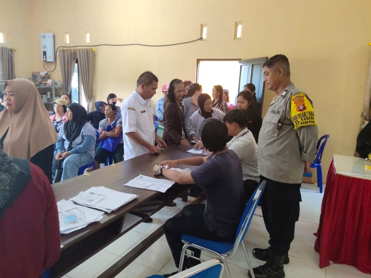 Kegiatan tersebut berlangsung di Kantor Kelurahan Sabaru, Jalan RTA Milono Km 08, Kecamatan Sabangau, dengan melibatkan staf kelurahan serta masyarakat penerima bantuan.