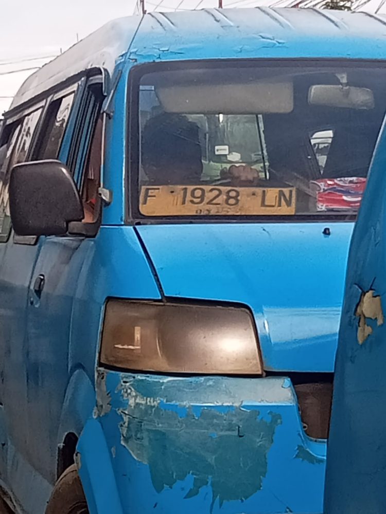 Angkot yang ugal - ugalan sebenarnya tidak layak beroperasi.