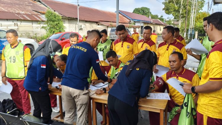 Rikkes dilakukan oleh Sidokkes di depan Klinik Mapolresta Palangka Raya, Jalan Tjilik Riwut Km. 3,5, Kota Palangka Raya, Kalimantan Tengah, bagi para personel yang hendak menjalani Tes Kesjas Semester I Tahun 2026, Jumat (10/4/2026) pagi.