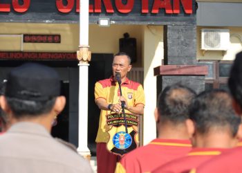 Kabag Ops Polres Seruyan memimpin langsung kegiatan latihan Beladiri Polri bagi personel Polres Seruyan yang digelar di Lapangan Mako Polres Seruyan pada Jumat pagi 10/4/2026.