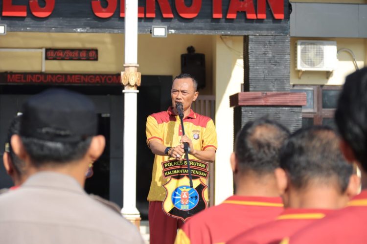 Kabag Ops Polres Seruyan memimpin langsung kegiatan latihan Beladiri Polri bagi personel Polres Seruyan yang digelar di Lapangan Mako Polres Seruyan pada Jumat pagi 10/4/2026.
