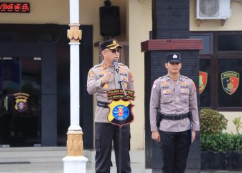 Kapolres Seruyan AKBP BEDDY SUWENDI, S.H., S.I.K. memimpin langsung Apel Pagi Jam Pimpinan di Halaman Mako Polres Seruyan pada Senin (13/4/25) pukul 07.30 WIB