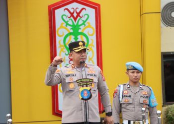 Kapolres Kotim) AKBP REZKY MAULANA ZULKARNAIN S.H,.S.I.K,. M.H. memimpin langsung pelaksanaan apel pagi personel Polres Kotim yang dilaksanakan di halaman Mapolres Kotim