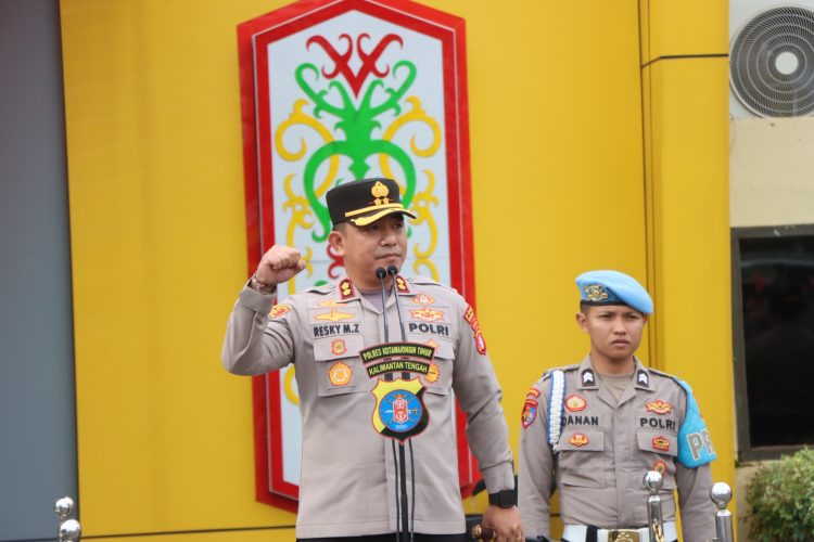 Kapolres Kotim) AKBP REZKY MAULANA ZULKARNAIN S.H,.S.I.K,. M.H. memimpin langsung pelaksanaan apel pagi personel Polres Kotim yang dilaksanakan di halaman Mapolres Kotim