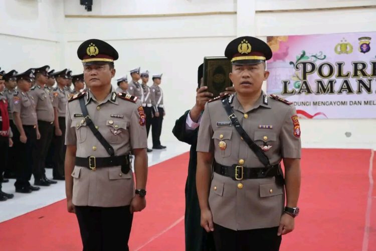 Kapolres Lamandau AKBP Joko Handono, S.I.K., M.H.,M.M. memimpin langsung upacara serah terima jabatan (sertijab) Kepala Satuan Lalu Lintas (Kasat Lantas) Polres Lamandau yang dilaksanakan di Aula Tantya Sudhirajati Polres Lamandau, Senin (13/4/2026).