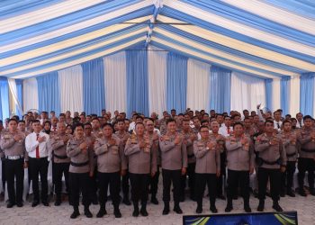 Kapolda Kalimantan Tengah (Kalteng) Irjen Pol Iwan Kurniawan, berkesempatan memberikan arahan bagi personel, bertempat di Mapolresta setempat, Senin (13/4/2026).