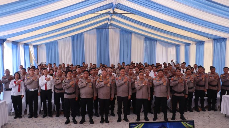 Kapolda Kalimantan Tengah (Kalteng) Irjen Pol Iwan Kurniawan, berkesempatan memberikan arahan bagi personel, bertempat di Mapolresta setempat, Senin (13/4/2026).
