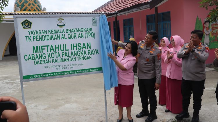 Kapolda didampingi Ketua Bhayangkari Kalteng Ibu Maya Iwan Kurniawan, sejumlah pejabat utama Polda, serta Kapolresta Palangka Raya dan pejabat utama Polresta.
