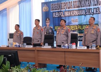 Kapolresta Palangka Raya Kombes Pol Dedy Supriadi, S.I.K., M.H. memaparkan situasi kesatuan di hadapan Kapolda Kalimantan Tengah Irjen Pol. Iwan Kurniawan, S.I.K., M.Si., dalam rangka kunjungan kerja di Mapolresta Palangka Raya.