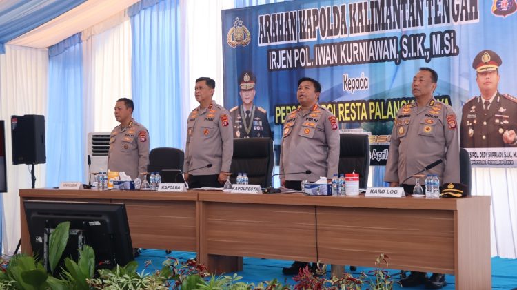 Kapolresta Palangka Raya Kombes Pol Dedy Supriadi, S.I.K., M.H. memaparkan situasi kesatuan di hadapan Kapolda Kalimantan Tengah Irjen Pol. Iwan Kurniawan, S.I.K., M.Si., dalam rangka kunjungan kerja di Mapolresta Palangka Raya.
