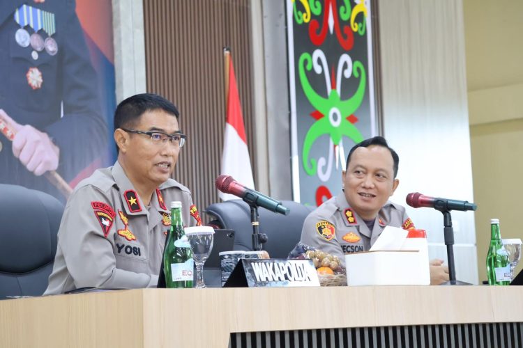 Wakapolda Kalteng Brigjen Pol Drs. Yosi Muhamarta melaksanakan tatap muka dan memberikan arahan kepada personel bertempat di Aula Tantya Sudhirajati Mapolres Barsel, Senin (13/4/2026) siang.