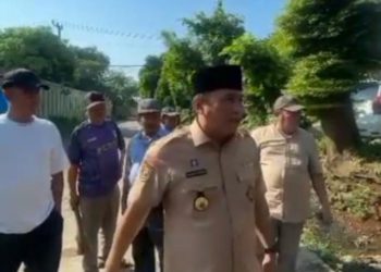 Sidak Kades Klapanunggal Drainase yang Mampet