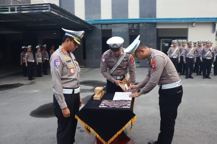 Dirlantas Polda Kalteng Kombes Pol. Yusep Dwi Prastiya, S.H., S.I.K., M.H. memimpin langsung Kegiatan Penandatanganan Pakta Integritas Ditlantas Polda Kalteng yang dilaksanakan di lapangan Ditlantas Polda Kalteng. Selasa, (14/4/2026) Pagi.